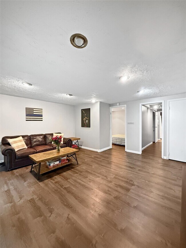 Building Photo - 1806 Village Dr