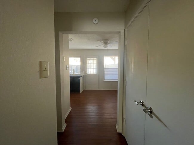 Building Photo - 221 Meadow Ct