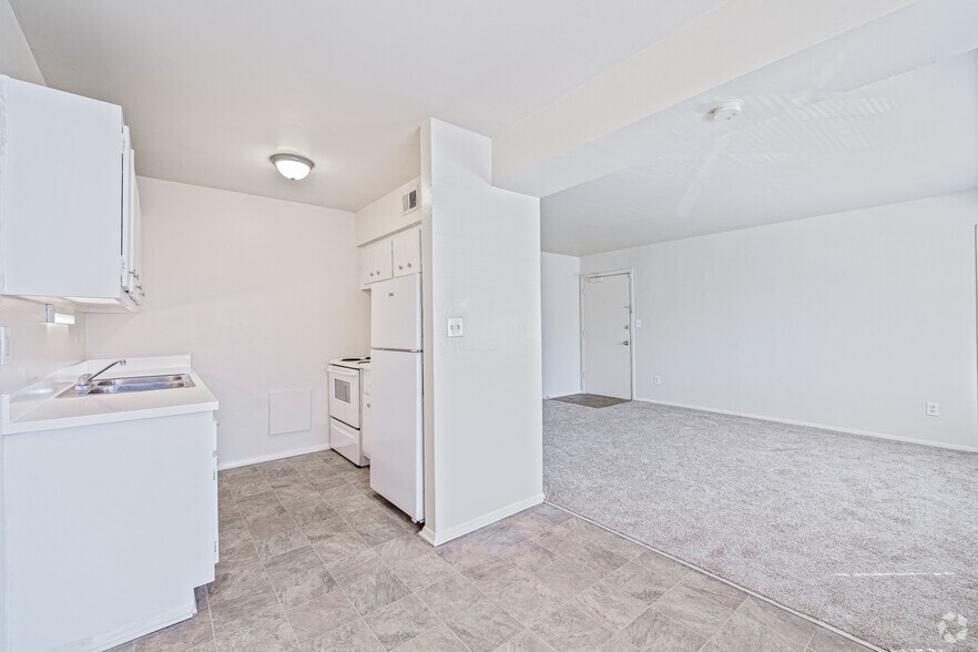 2BR, 1BA - 867SF - Dining Room - Webster Court Apartments