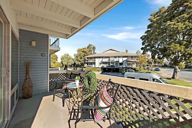 Building Photo - Bright and modern one bedroom one bathroom...
