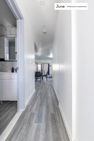 Building Photo - Private bedroom in 4 bed/2 bath Home