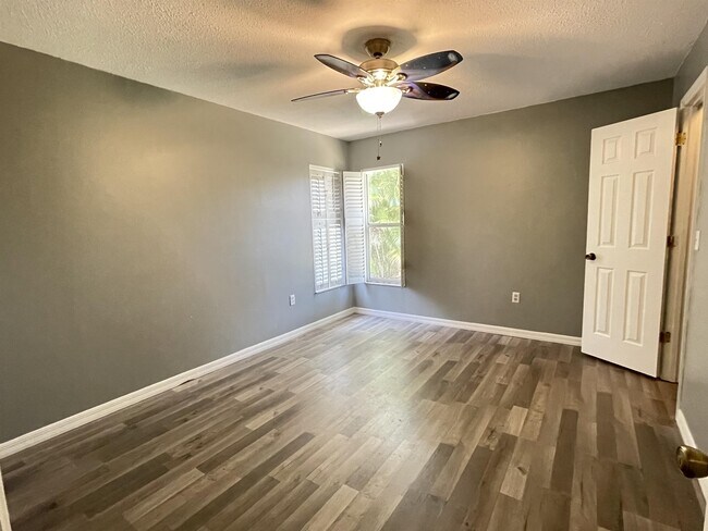 Building Photo - 5610 29th St Cir E