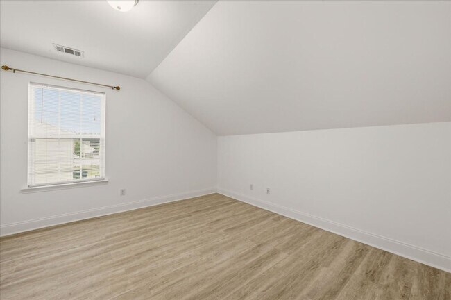 Building Photo - Spacious 5-Bedroom Home with Screened Patio & Private Fenced Yard in Guyton