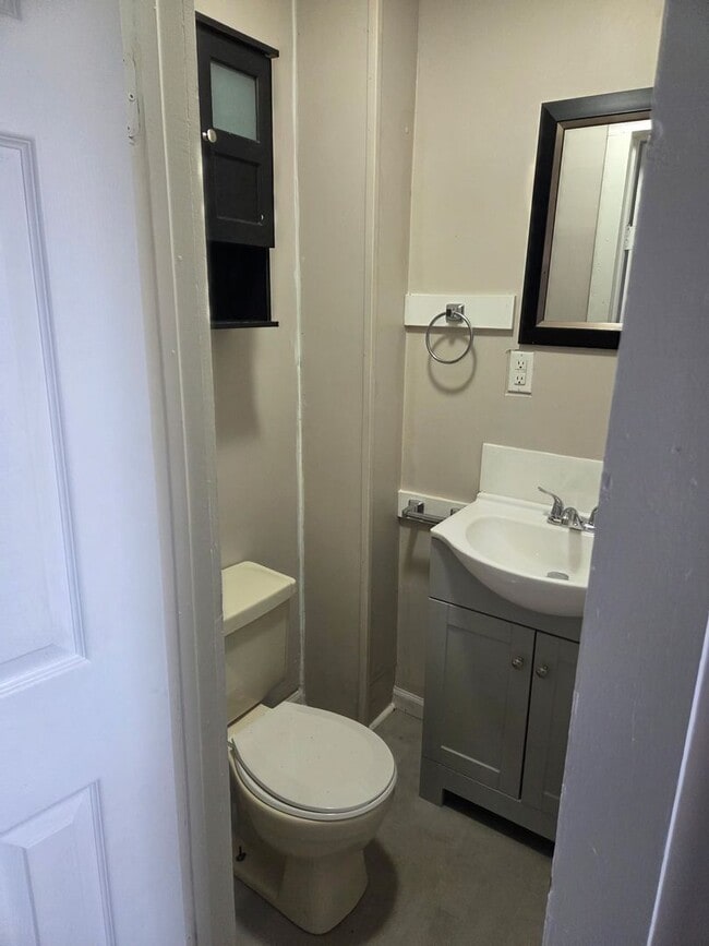 Building Photo - Remodeled 2 bed unit, ready for a new family