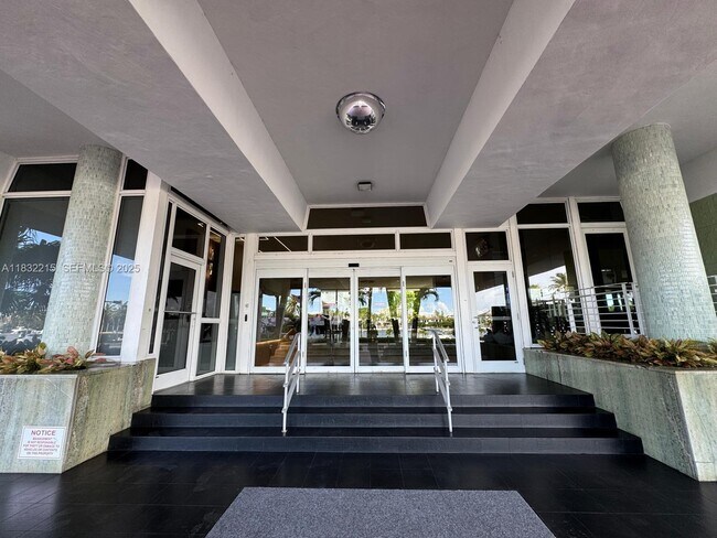 Building Photo - 4747 Collins Ave