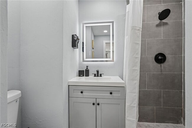 Building Photo - 92 Oak St