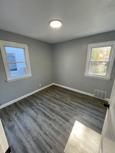 Building Photo - Renovated 2 bedroom home with large yard!