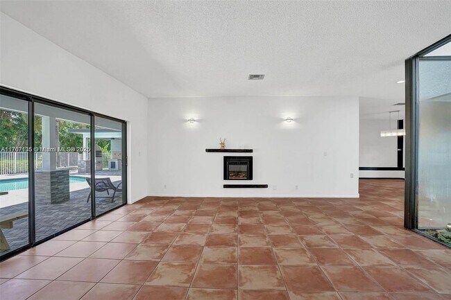 Building Photo - 16610 Royal Poinciana Ct