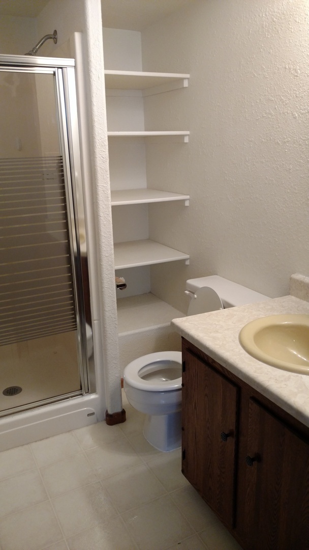 Building Photo - Large 3 Bedroom, 2 Bathroom Home in the Th...