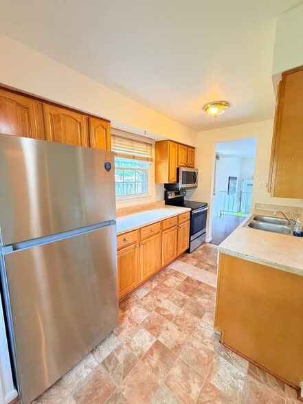 Building Photo - 4240 Embassy Dr