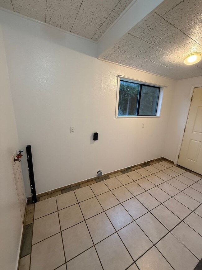 Building Photo - Newly Updated! 3 Bed/2 Bath House on a Large Lot!