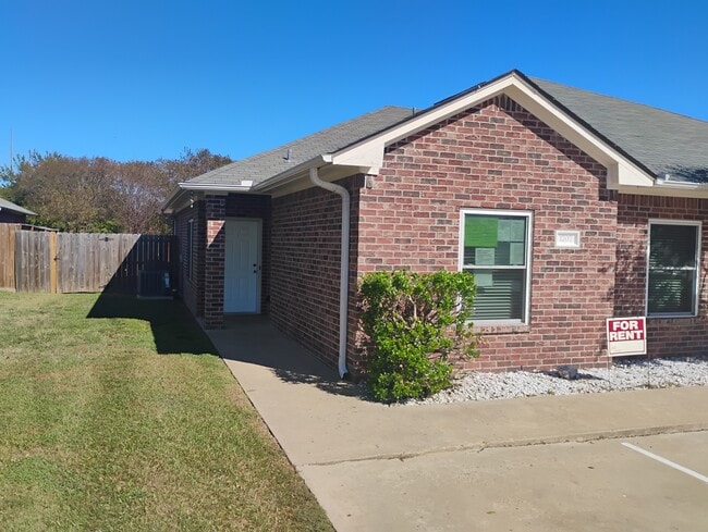 Building Photo - 1707 Prairie Dr