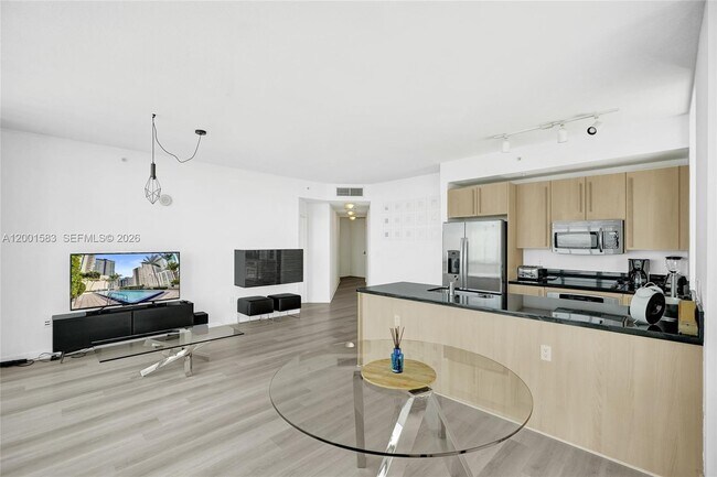 Building Photo - 1111 SW 1st Ave