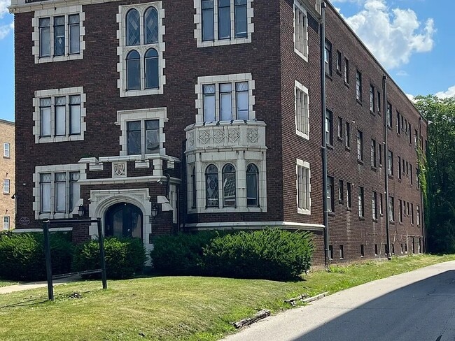 Building Photo - 3753 N Meridian St