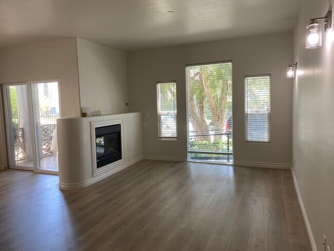 Building Photo - 1544 Granville Ave