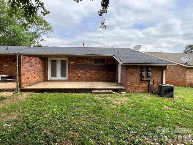 Building Photo - 4928 Malibu Dr