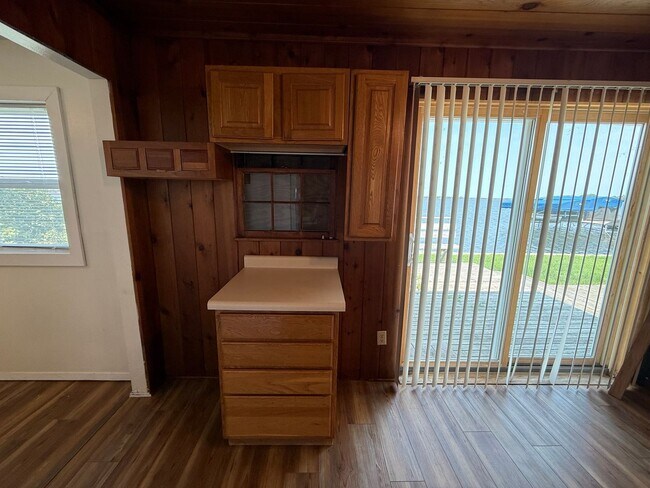 Building Photo - 1046 S Lake Dr