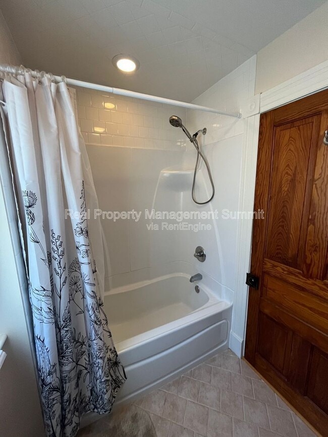 Building Photo - 11 Shady Ln