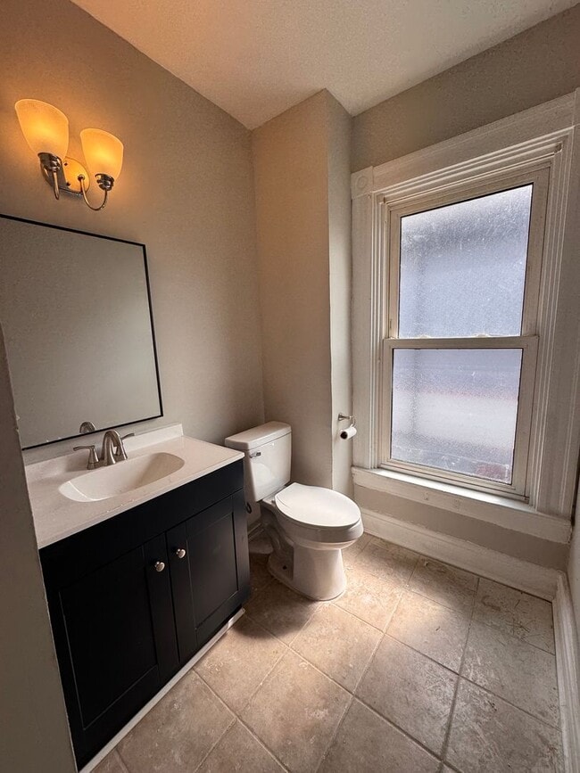 Building Photo - 821 Heaton St