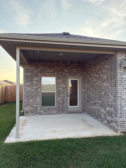 Building Photo - 536 Lewis St