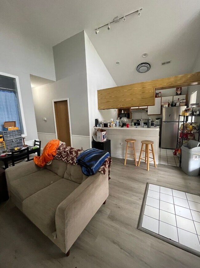 Building Photo - OSU North Campus 5 bedroom 2 bath apartment