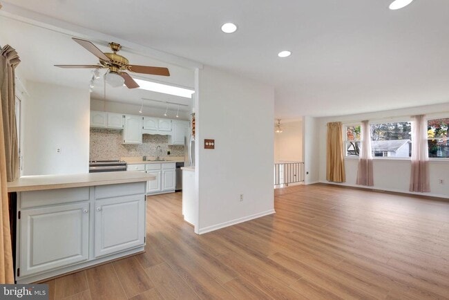 Building Photo - 852 Birchwood Ct