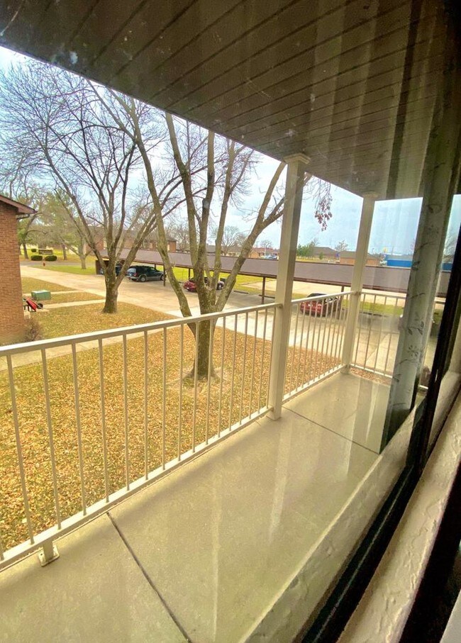 Building Photo - 220 Suppiger Ln