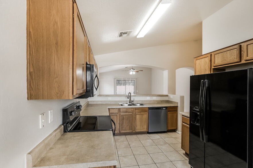 Building Photo - 5704 S 32nd Dr