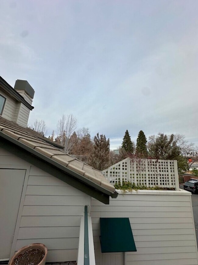 Building Photo - Riverfront Gated 2 Bedroom Luxury Condo!!