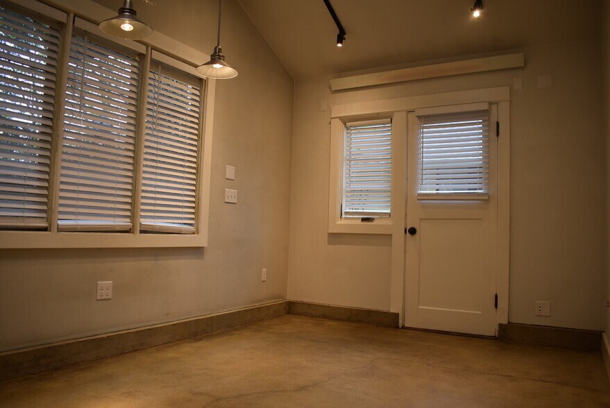 Building Photo - 2034 N Winchell St