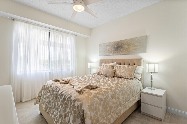 Building Photo - 7546 La Paz Blvd