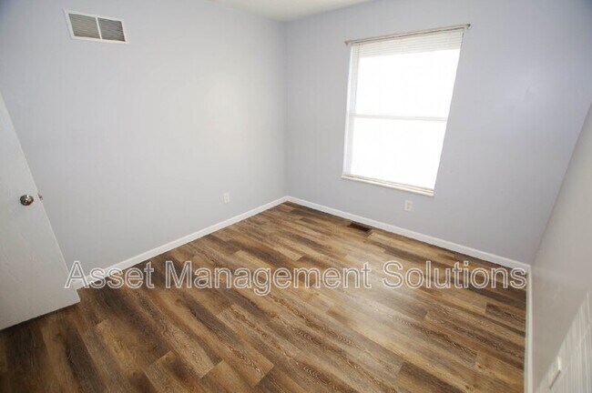 Building Photo - 1 Oak Point Dr