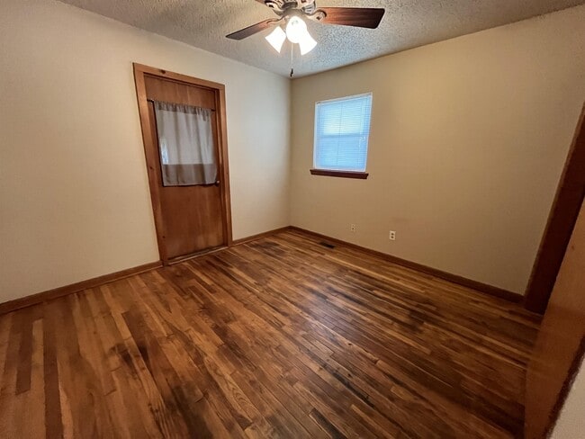 Building Photo - 1001 E 5th Ave