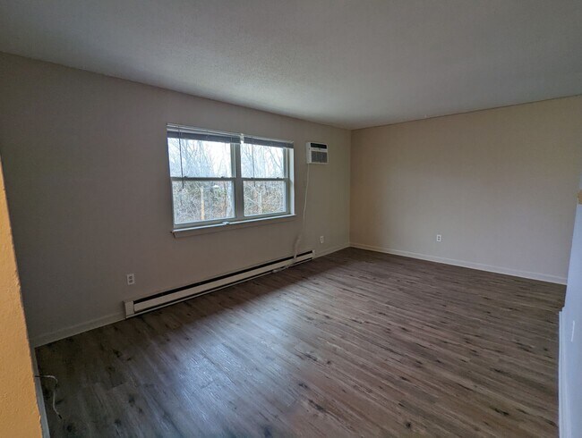 Building Photo - 2 Bedroom Upstairs Apartment with Washer/Dryer Hookup