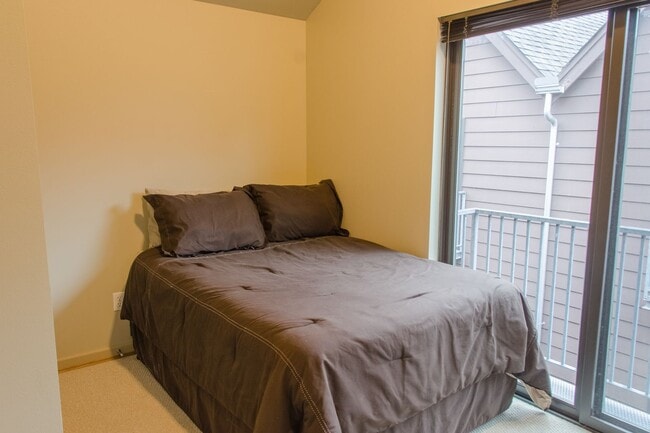 Building Photo - 2Bd/1.5Ba Seattle Townhouse