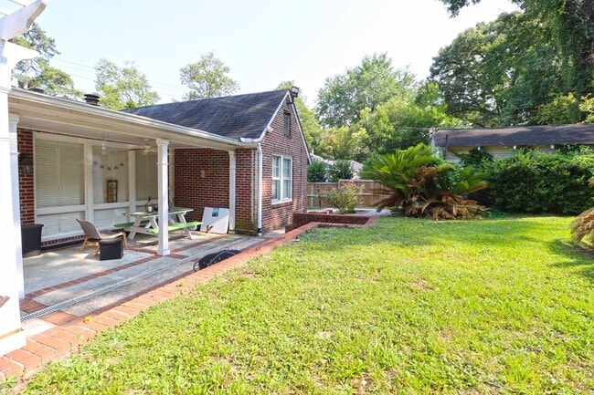 Building Photo - Charming 3 Bedroom, 2 Bath Brick Bungalow ...