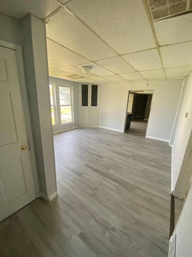 Building Photo - Light and bright 2BR up near downtown and AHN St. Vincent