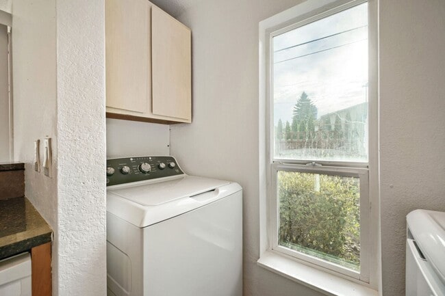 Building Photo - AVAILABLE NOW! 2BR/2BA Condo – Awesome Location! Glossy Hardwoods, Granite Countertops, W/S/G Inc...