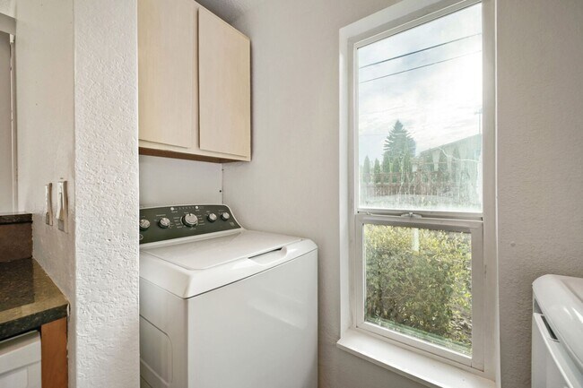 Building Photo - AVAILABLE NOW! MAY FREE!!! 2BR/2BA Condo – Awesome Location! Glossy Hardwoods, Granite Countertop...