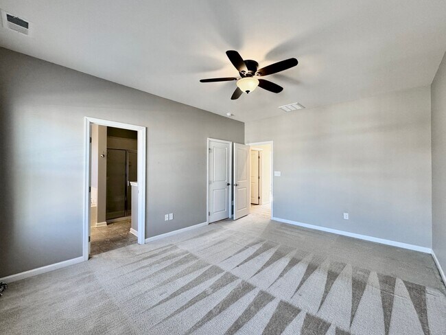 Building Photo - Available 07-08-26! Townhouse w/Garage - Pet Friendly - All Appliances Convey!