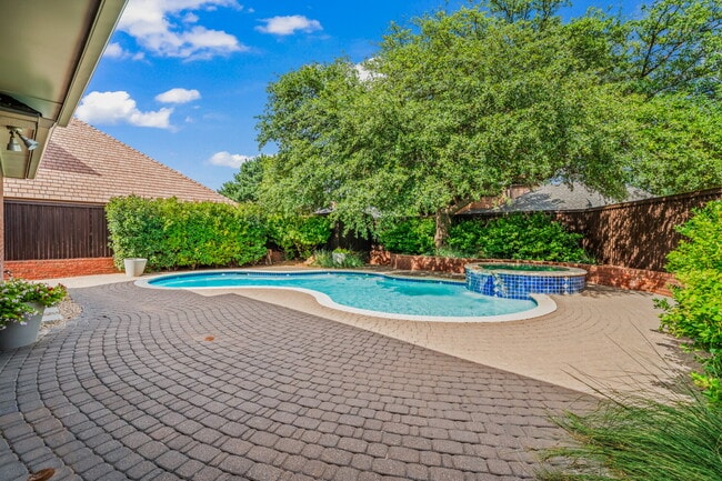 Building Photo - Luxury 5 Bed, 4.5 Bath, with Pool in Lakeridge!!!