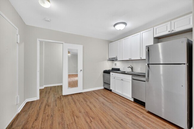 Building Photo - Short Term Lease Availble: Charming & Brig...