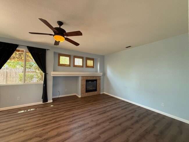 Building Photo - Single-story 3 bedroom, 2 bathroom, plus o...