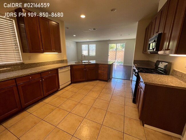 Building Photo - Rancho Cucamonga 3 bedroom Townhouse