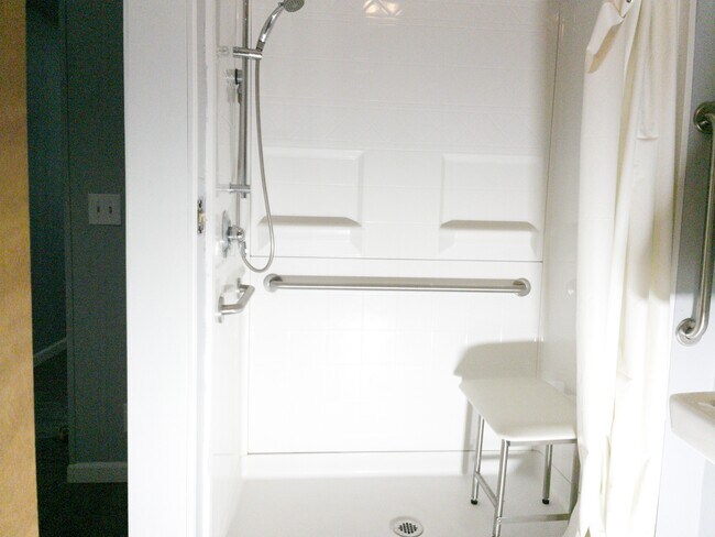 Full Bath - 6613 E 10th Ave