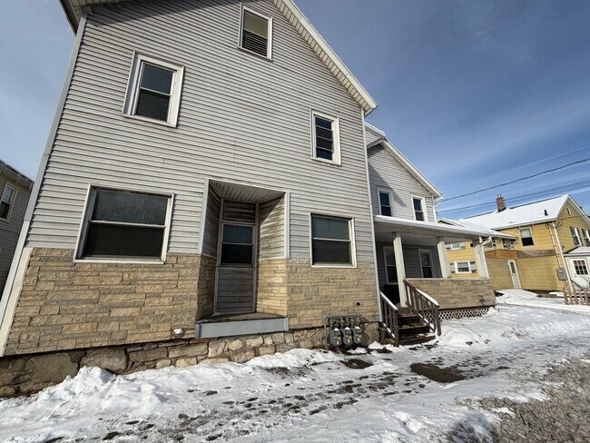 Building Photo - Charming, 2nd floor, 2-Bedroom Apartment, Adams, MA – pet friendly!