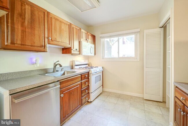 Building Photo - 53 Skyhill Rd