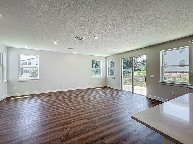 Building Photo - 591 W Osceola St