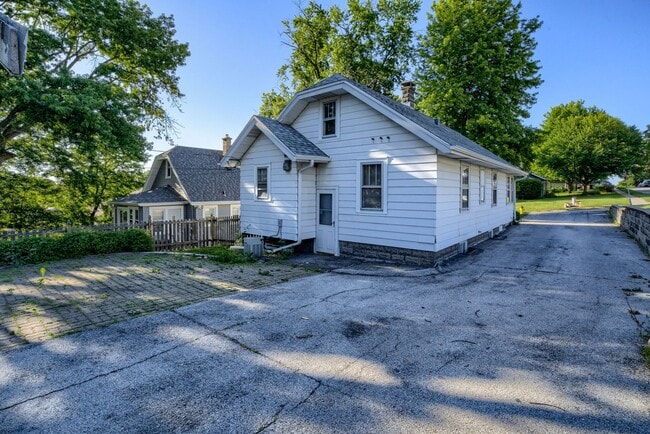 Building Photo - Great Location Close To Aksarben Village!!