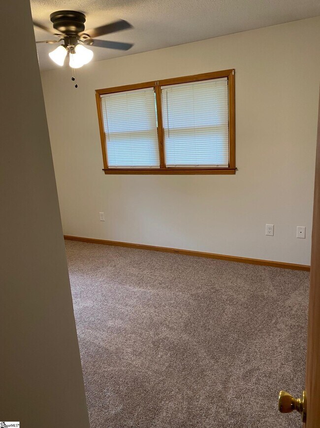 Building Photo - 493 Tanyard Rd